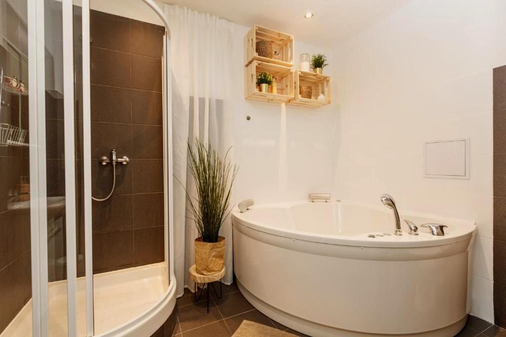 A studio with sauna and whirlpool