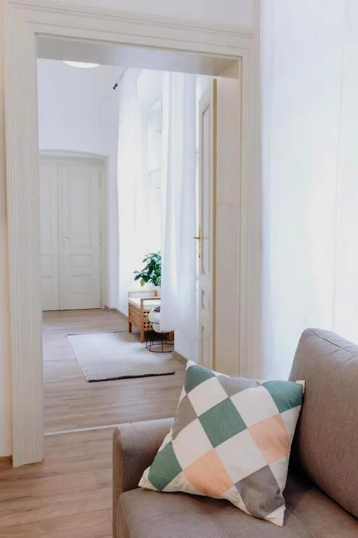Propojení obytných částí prostorného apartmánu kategorie Deluxe XXL