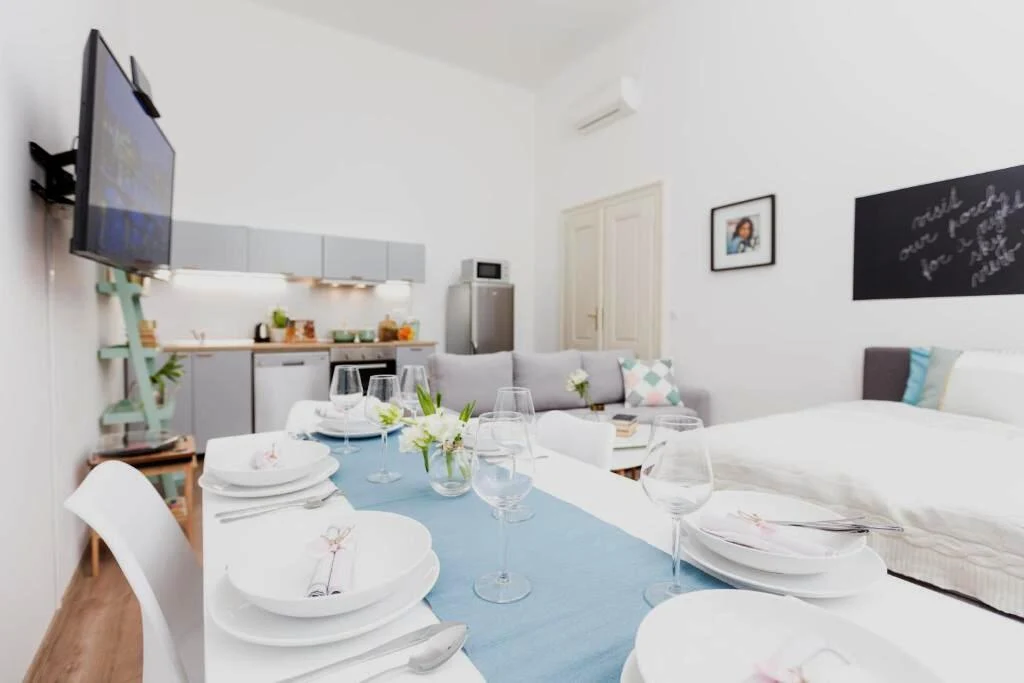 Jídelní, spací a obytná část reprezentativního apartmánu Classic XL