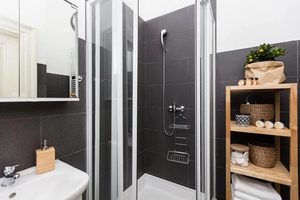 Koupelna se sprchou v reprezentativním apartmánu kategorie Classic XL