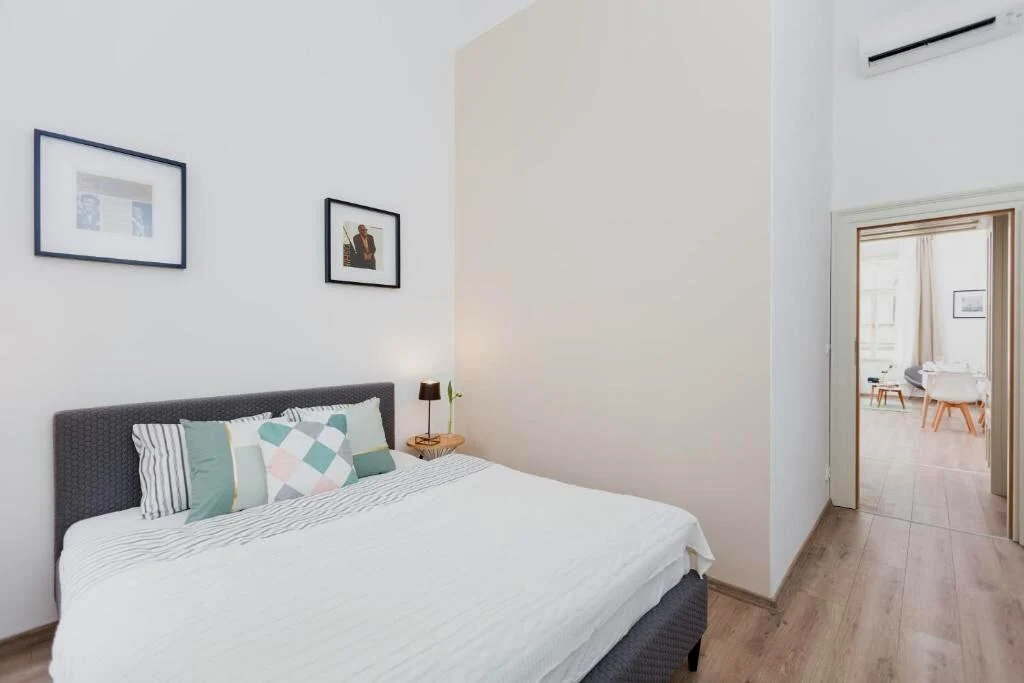 Oddělená ložnice s King postelí v apartmánu kategorie Deluxe XL