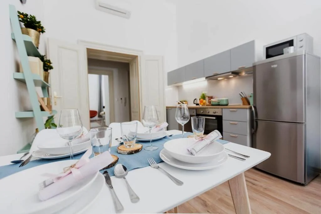 Jídelní stůl a kuchyňský kout v apartmánu kategorie Deluxe XL