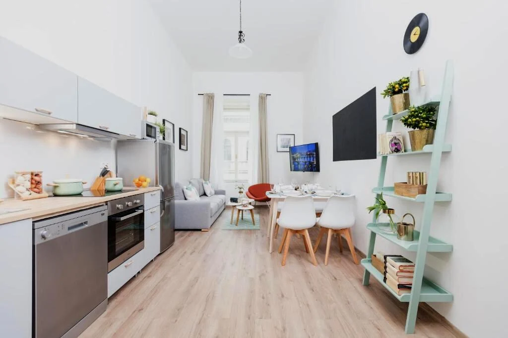 Obytná část kategorie Deluxe XL s kuchyňským koutem, jídelním stolem a pohovkou