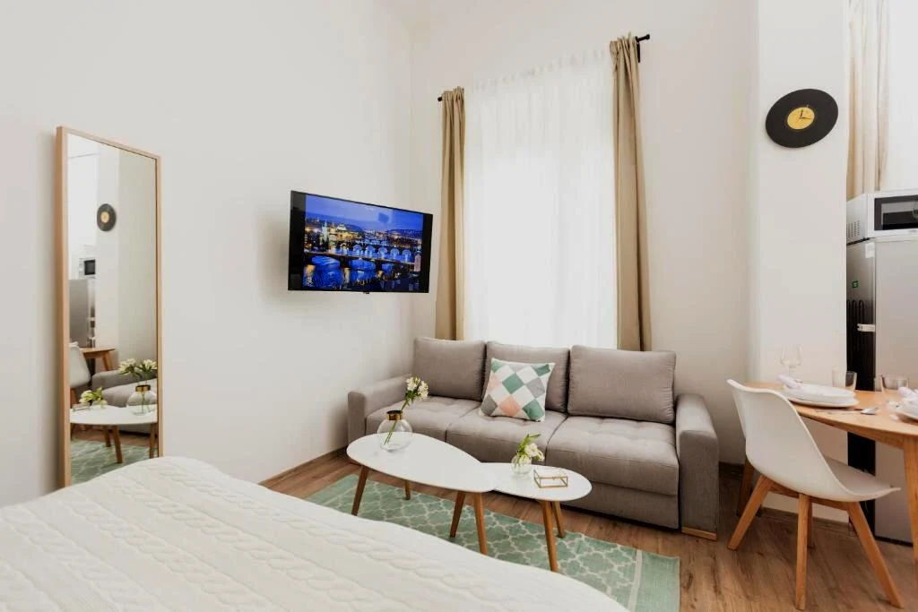 Obytný prostor studia kategorie Classic S se Smart TV