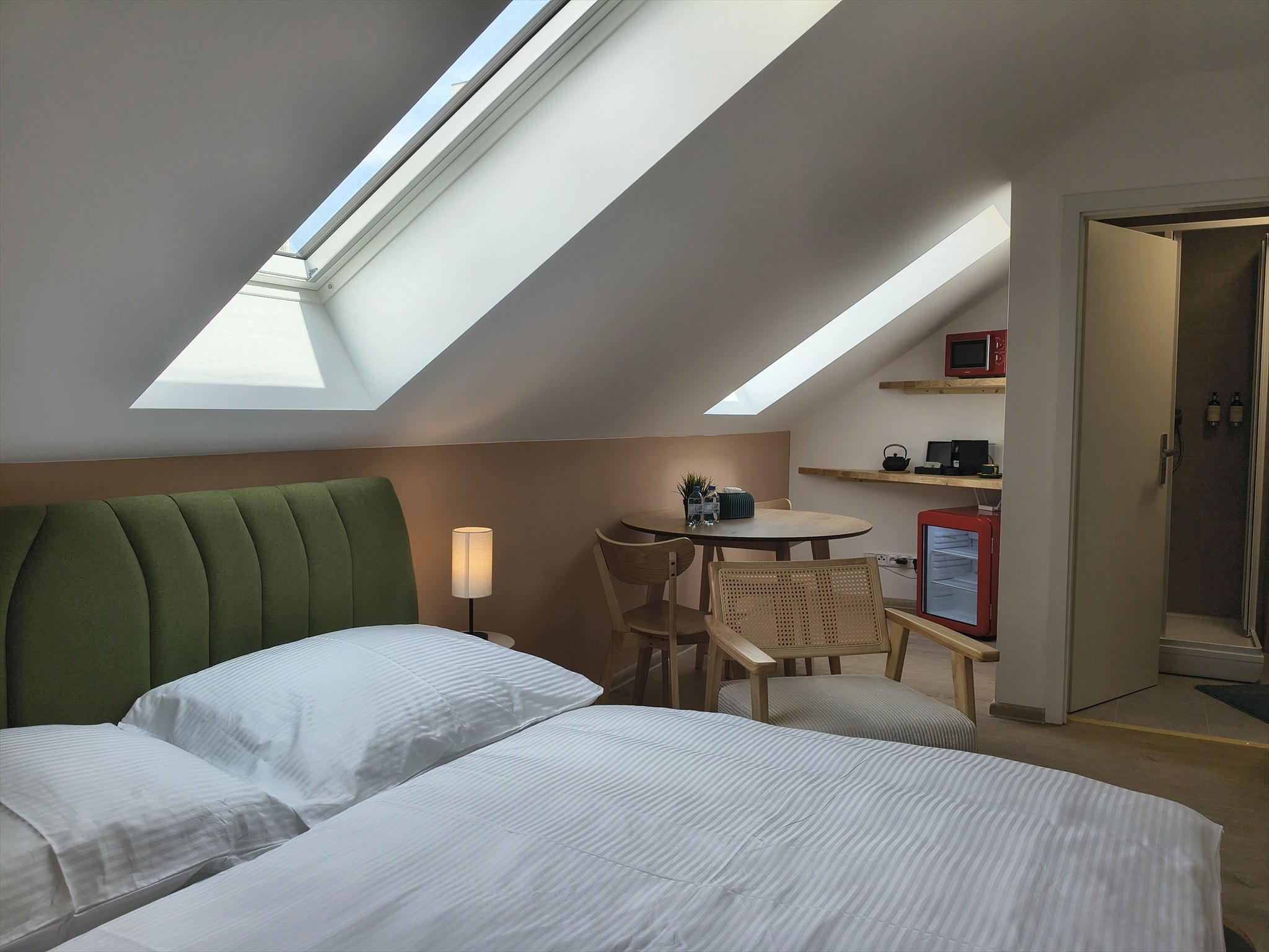 Dachzimmer für zwei im vierten Stock der CHILL Apartments