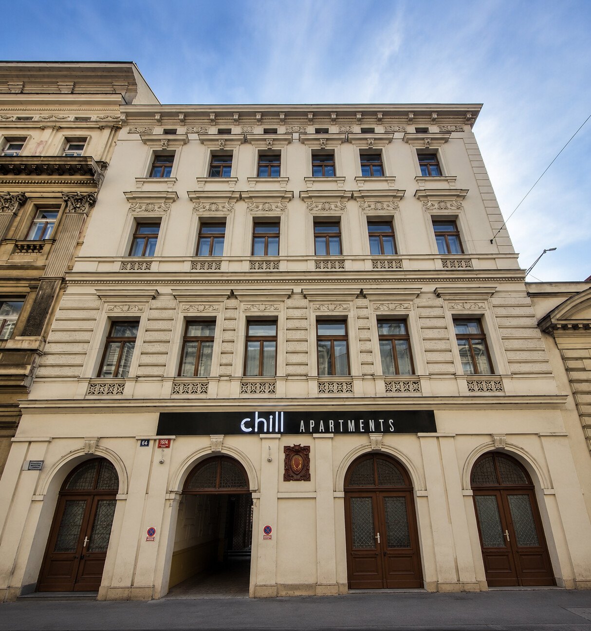 Fassade der CHILL Apartments in der Sokolská-Straße in Prag